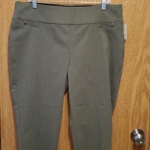 NWT Maurices crop